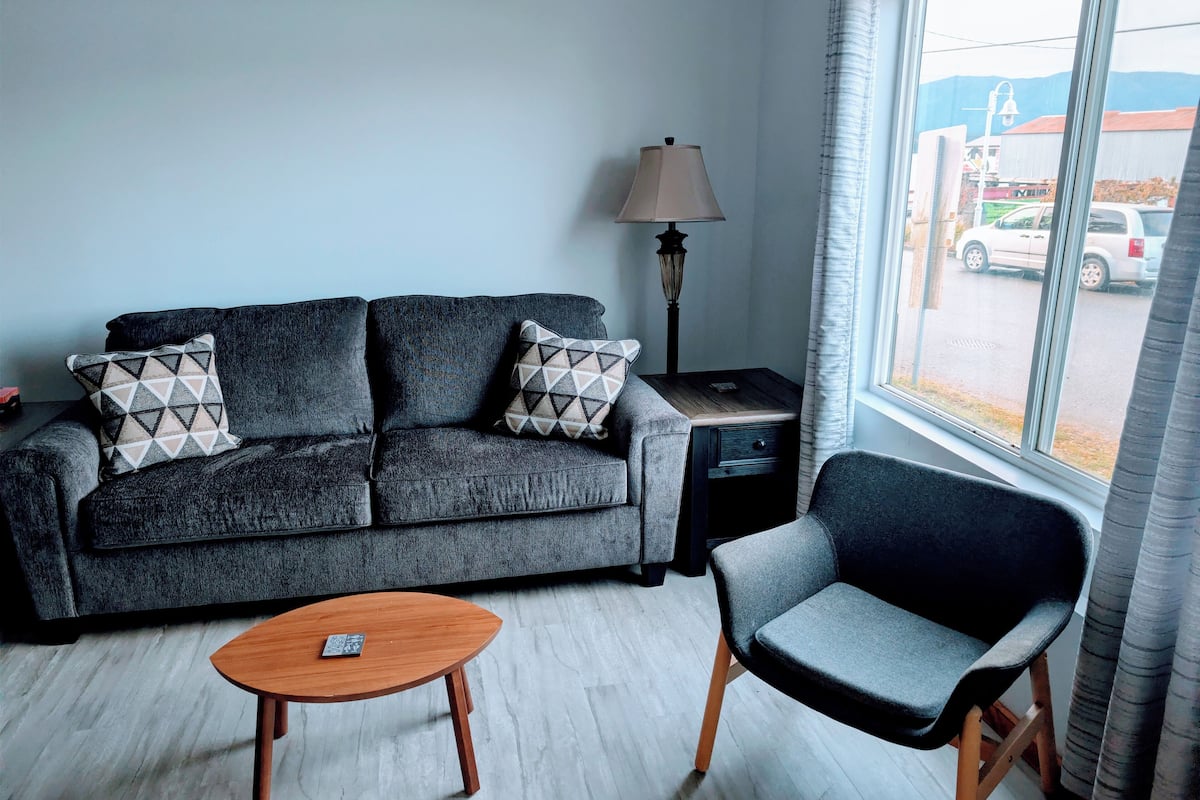 Appartement Confort, 1 grand lit et 1 canapé-lit, coin cuisine, vue baie | Coin séjour | TV connectée de 50 pouces avec chaînes numériques, livres
