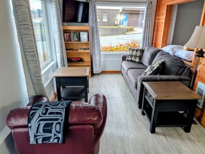 Comfort Apartment, 1 Queen Bed with Sofa bed, Kitchenette, Ocean View | Living area - Gordie's Inn & Suites (Alert Bay)