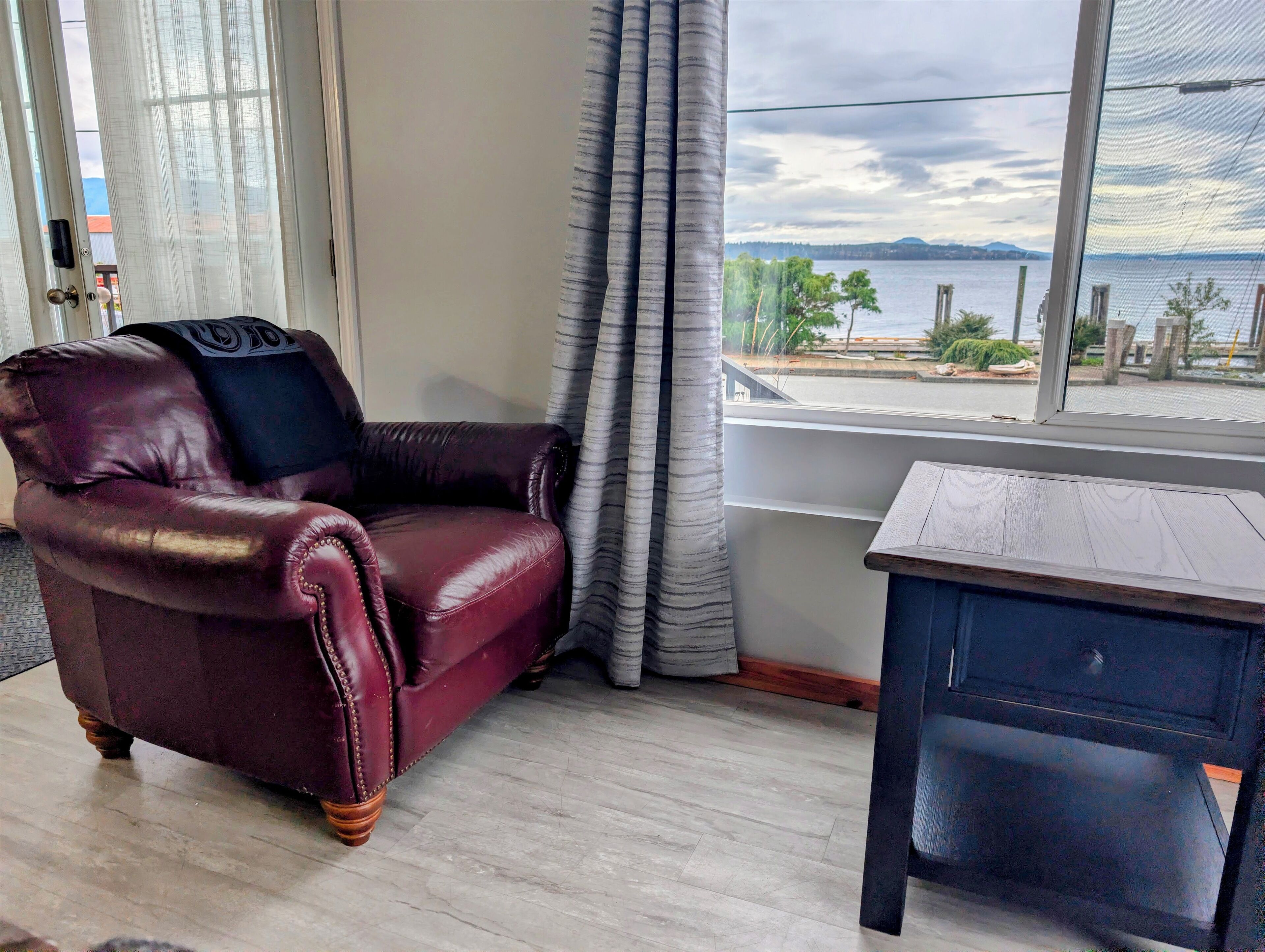 Comfort Apartment, 1 Queen Bed with Sofa bed, Kitchenette, Ocean View | Living area