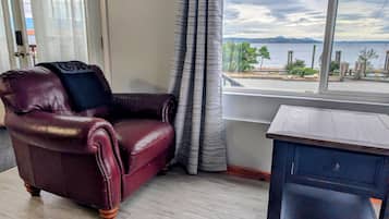 Comfort Apartment, 1 Queen Bed with Sofa bed, Kitchenette, Ocean View | Living area