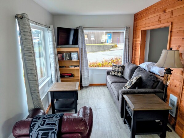 Comfort Apartment, 1 Queen Bed with Sofa bed, Kitchenette, Ocean View | Living area