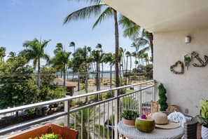 Outdoor dining - Ocean front- Cozy Condo, Prime Location in Kihei! (Kihei)