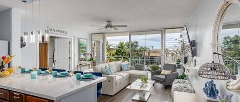 Een televisie, boeken en een kantoor