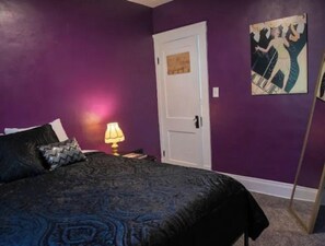 2 bedrooms, iron/ironing board, free WiFi, bed sheets - Eclectic Stay in Waterloo Arts District (Cleveland)