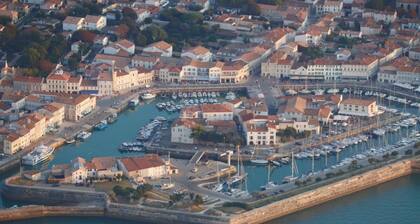 Maison individuelle avec 1500m2 de jardin à 300m océan classée 4****
