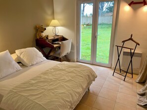 3 chambres, bureau, fer et planche Ă repasser, lit parapluie