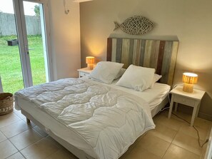 3 makuuhuonetta, työpöytä, silitysrauta/-lauta, vauvan matkasänky