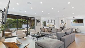 Luxe huis, Meerdere bedden, toegang tot zwembad, uitzicht op zwembad (Curson Modern) | Woonruimte