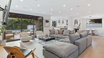 Luxury House, Berbilang Katil, Pool Access, Pool View (Curson Modern) | Ruang tamu | 55 inci televisyen dengan digital, pendiangan