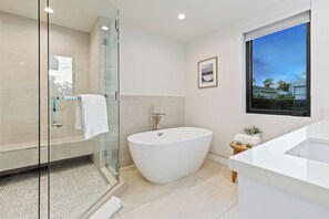 Casa de lujo, varias camas, acceso a la alberca, vista a la alberca (Curson Modern) | Baño | Toallas y papel de baño 
