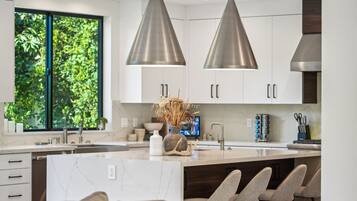 Luxury House, Multiple Beds, Pool Access, Pool View (Curson Modern) | Private kitchen | Fridge, microwave, oven, stovetop