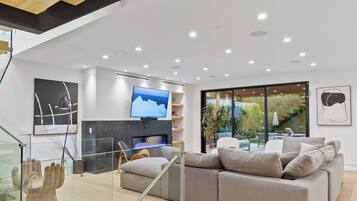 House, Multiple Beds, Pool Access, Pool View (Curson Modern) | Interior