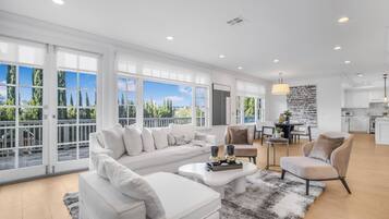 Casa superluxo, várias camas, acesso à piscina, vista para a piscina (Emerson Estate) | Área de estar | TV de tela plana 100 polegadas com canais digitais