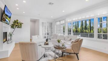 Casa superluxo, várias camas, acesso à piscina, vista para a piscina (Emerson Estate) | Área de estar | TV de tela plana 100 polegadas com canais digitais