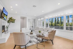 Luksustalo, useita sänkyjä, pääsy uima-altaalle, näköala uima-altaalle (Emerson Estate) | Oleskelualue | 100–tuumainen taulutelevisio, jossa digitaalikanavat