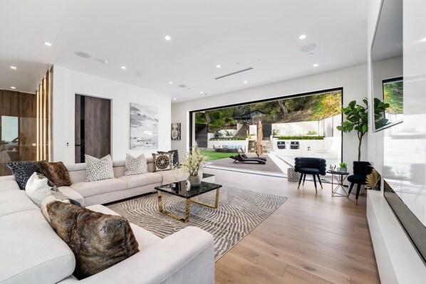 Luxury-Haus, Mehrere Betten, eigener Pool, Poolblick (Willow Glen 2) | Wohnbereich | 80-Zoll-Flachbildfernseher mit Digitalempfang, Fernseher, Kamin