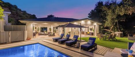 Außenpool, Sonnenschirme, Liegestühle