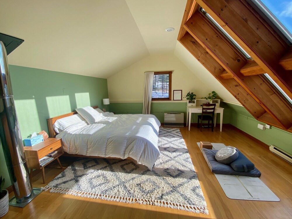 Large Mountainside Home w/ Pond by Smugglers Notch! Lamoille County