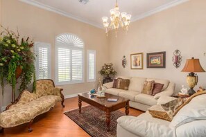 Living area - Family-Friendly Farmhouse - 4000 sq.ft + (Queen Creek)