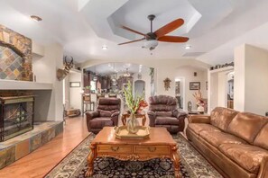 Living area - Family-Friendly Farmhouse - 4000 sq.ft + (Queen Creek)