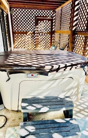 Outdoor spa tub - Romantic Honeymoon Hideout with Private hot tub (Pigeon Forge)