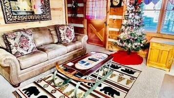 Een televisie en een open haard