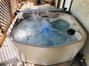 Bañera de hidromasaje al aire libre