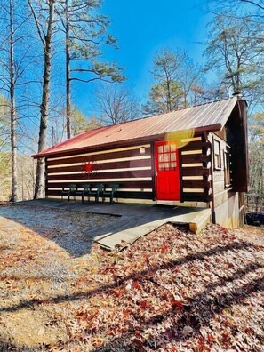 Exterior - Romantic Honeymoon Hideout with Private hot tub (Pigeon Forge)