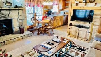 Een televisie en een open haard