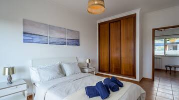 3 bedrooms, desk, iron/ironing board, WiFi