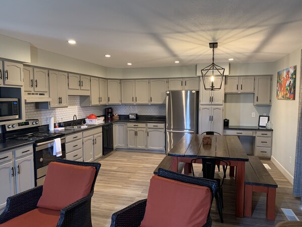 Signature suite, 2 slaapkamers, niet-roken, keuken | Privékeuken | Een koelkast, een microgolfoven, een oven, een kookplaat