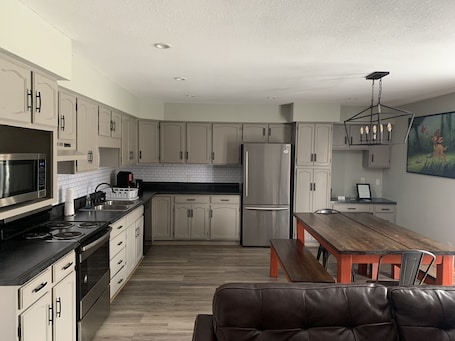 Signature Suite, 2 Bedrooms, Non Smoking, Kitchen | In-room dining