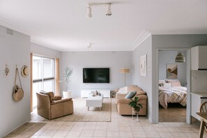 3 bedrooms, iron/ironing board, travel cot, free WiFi - Vintage Charm by Number Sixteen Beach | 🐶 friendly (Rye)