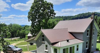 Remodeled country farmhouse, 3 min drive from Mississippi River, Peaceful/Clean.