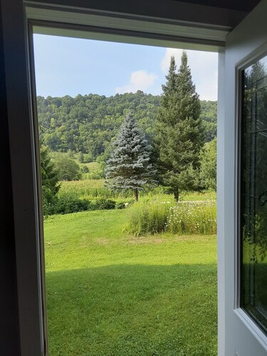 Remodeled country farmhouse, 3 min drive from Mississippi River, Peaceful/Clean.