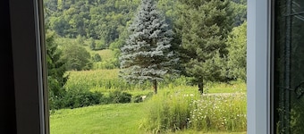 Remodeled country farmhouse, 3 min drive from Mississippi River, Peaceful/Clean.