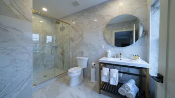 Shower, rainfall showerhead, free toiletries, hair dryer
