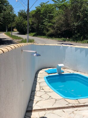 En la playa y playa de arena blanca