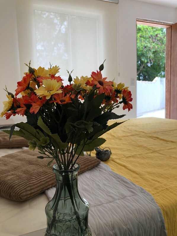 En la playa y playa de arena blanca