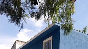 Ein zweistöckiges Gebäude mit blauer Fassade und weißen Verzierungen.