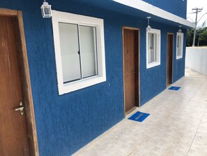 En la playa y playa de arena blanca