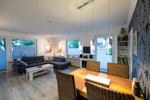 Smart-TV, Kamin, DVD-Player, Bücher