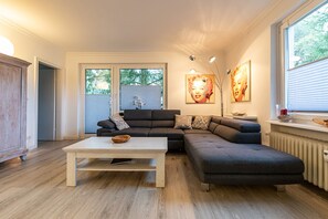 Smart-TV, Kamin, DVD-Player, Bücher