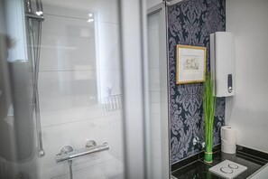 Douche, sèche-cheveux, savon, shampoing