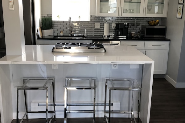 Kjøleskap, mikrobølgeovn, ovn og kokeplater