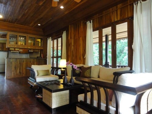 Handcrafted Lodge short walk from Mae Nam beach