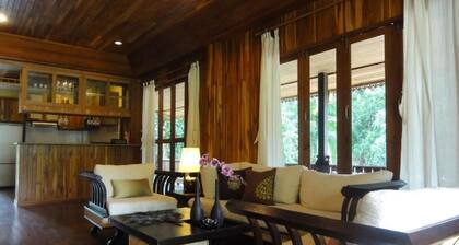 Handcrafted Lodge short walk from Mae Nam beach
