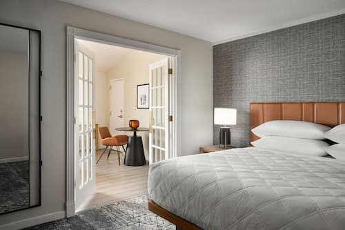 Literie de qualité, couette en duvet, lit avec matelas à plateau-coussin