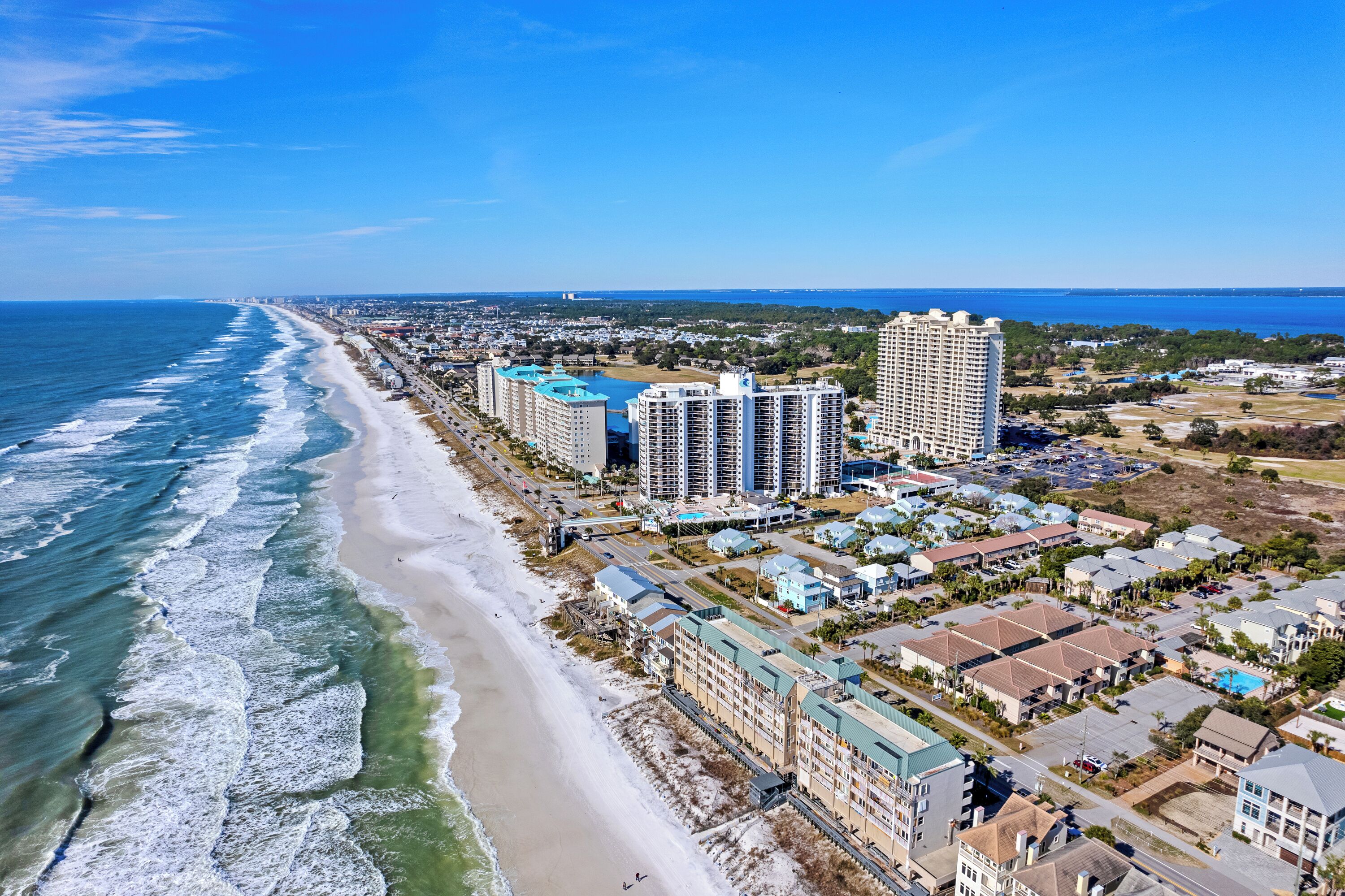 Playa en los alrededores y camastros 