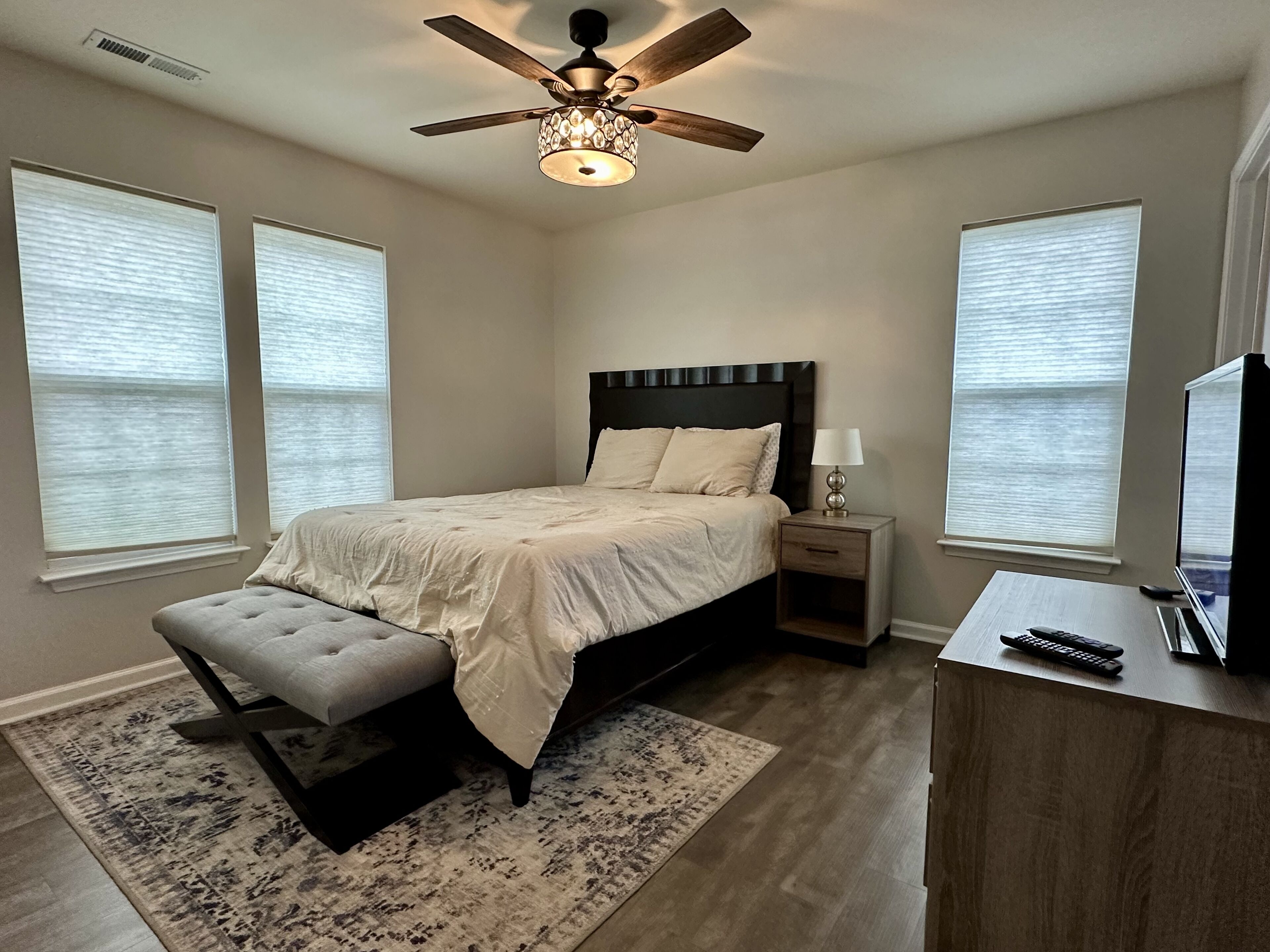 3 bedrooms, desk, iron/ironing board, travel cot